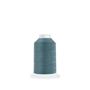 Puede incluir: Una bobina de hilo azul turquesa en una bobina blanca.