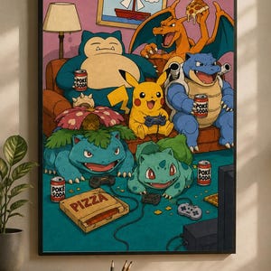 Könnte beinhalten: Ein gerahmtes Poster mit einer Illustration von Relaxo, Glurak, Pikachu, Turtok, Bisaflor und Bisasam, die auf einem Sofa und dem Boden sitzen. Sie essen Pizza aus einem Karton mit der Aufschrift PIZZA und trinken POKE SODA Dosen beim Videospielen.