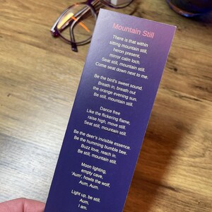 Bladwijzer Mountain Still Poetry, origineel gedicht en illustratie door Eclectic Blue Studio, uit de collectie Poetry in Form