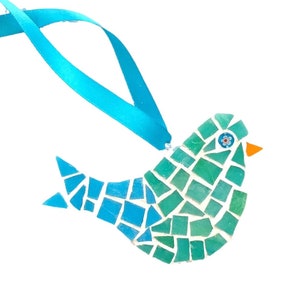 Mosaik-Vogel-Verzierung, Mosaik-blauer Vogel, hängendes Mosaik-blauer Vogel, blau-weißer Mosaikvogel, Mosaik-Bisque-Ware-Vogelverzierung, Bluebird-Dekor