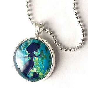 Colar de sereia, pingente de fantasia de sereia turquesa-água, pingente de sereia azul-água de 16 mm com corrente de prata de 24 polegadas, colar de sereia-água