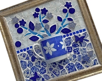 Art de tasse de thé de fleurs de mosaïque, art floral de tasse de thé de mosaïque bleue et blanche, fleurs de techniques mélangées dans l'art de tasse de café, art encadré de fleurs de tasse de thé