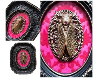 Arte de cigarras en metal enmarcado, arte de cigarras en técnica mixta con marco ornamentado