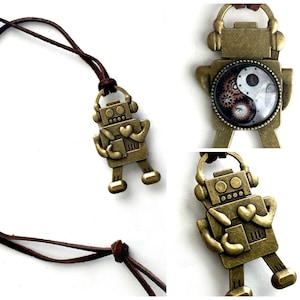 Colgante de robot reversible, robot de bronce con correa de cuero, collar con colgante de robot Yin Yang, colgante de robot steampunk con correa de cuero para el cuello.