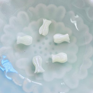 Lot  Natural  Carver mother of Pearl Tulip beads - Genuine shell petite  Flower gemstone-MOP tulip beads jewelry findings diy earrings