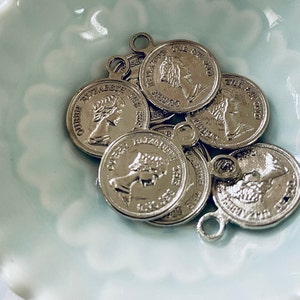 Vendita Lotto d&#39;epoca Regina Elisabetta II Medaglie-Antiche medaglie d&#39;argento Charms-Antique Silver Queen Elizabeth Coin Charms