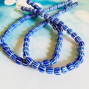 Könnte beinhalten: Ein Set aus drei Keramikbechern mit gesprenkelter, matter Oberfläche. Die Becher sind in Creme-, Hellgrau- und Dunkelgrautönen gehalten. Jeder Becher hat ein schlichtes, minimalistisches Design, ideal für Kaffee oder Tee.