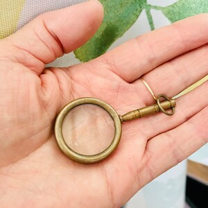 Vintage Pocket Magnifying Glass in Case. 