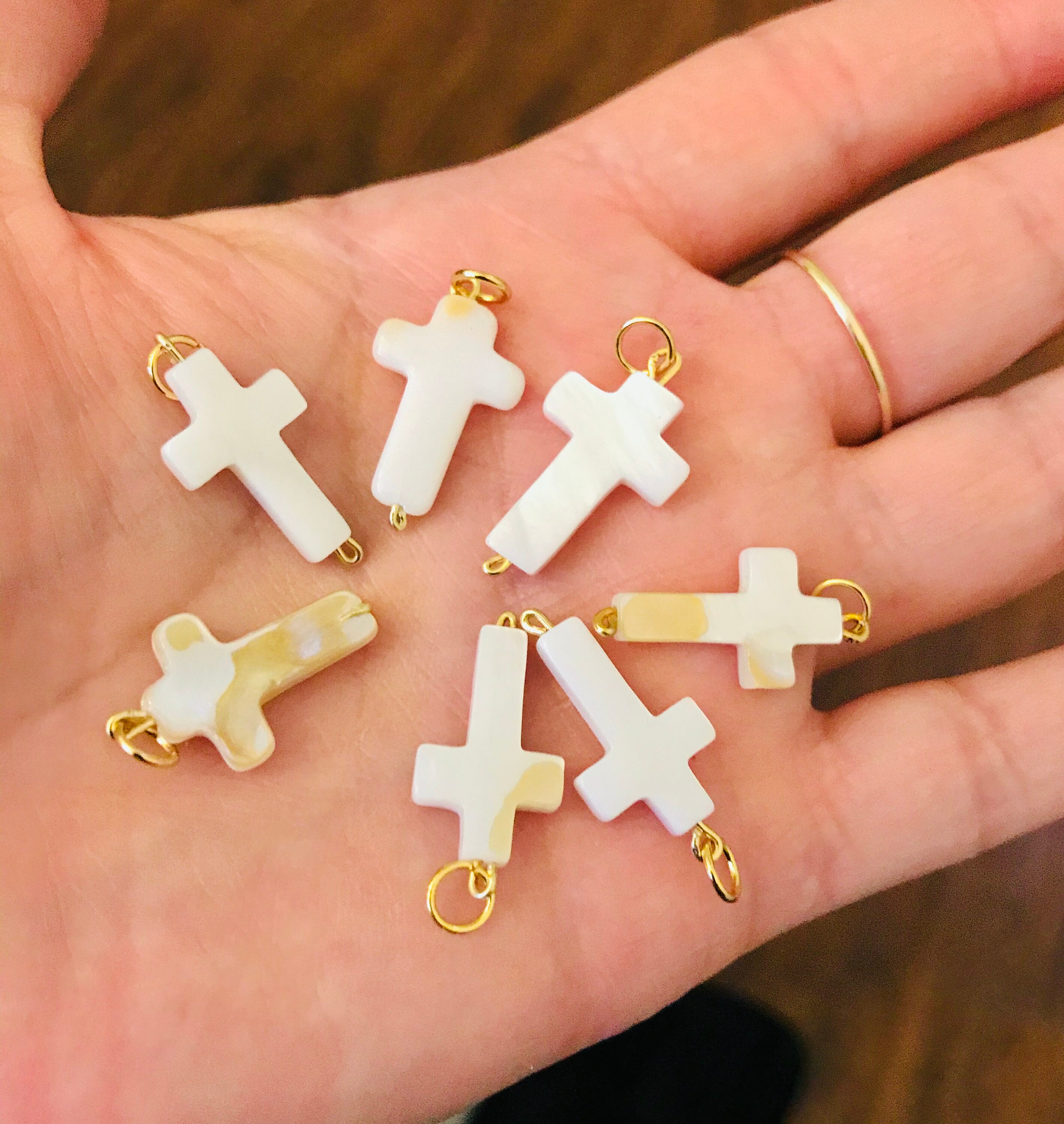 Pendant Mother of Pearl Cross charms Pendant-Cream ofwhite Shell cross pendants Beads-tiny cross charms-religious Rosary components Crosses