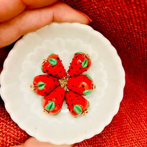 ランプワークガラス ストロベリーチャームビーズ - レトロな赤いストロベリーペンダント - フルーツチャームビーズ - フルーツペンダントビーズ - 気まぐれなチャーム ボヘミアンビーズ