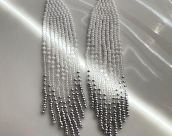 pärlörhängen, mycket långa örhängen i vitt silver, extra långa örhängen, fransörhängen, bohoörhängen, örhängen med fröpärlor, handgjorda örhängen