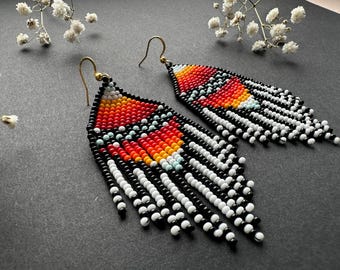 Ohrringe mit Perlenstickerei, mehrfarbige Ohrringe, Perlenohrringe, ethnische Ohrringe, Ohrringe mit amerikanischen Ureinwohnern, Ohrringe mit Saatperlen, Fransenohrringe, Boho-Ohrringe