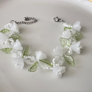 flower bracelet, lily of the valley, flower bead bracelet, lampwork bracelet, daisy bracelet, delicate bracelet, crystal bracelet, gift idea