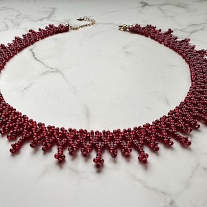 Collar de cuentas rojas oscuras, gargantilla color granate, elegante collar de encaje con cuentas, joyería de red con cuentas, babero rojo llamativo