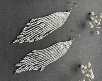 Pärlörhängen, mycket långa örhängen i vitt silver, extra långa örhängen, fransörhängen, bohoörhängen, örhängen med fröpärlor, handgjorda örhängen