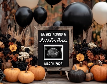 Modelo digital de anúncio de gravidez com tema de Halloween, anúncio de bebê neutro, revelação de bebê nas redes sociais, modelo editável "Little Boo" para Canva.