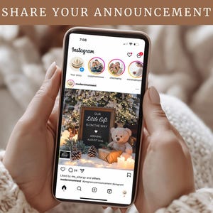 Pode incluir: Um smartphone exibindo uma publica&ccedil;&atilde;o do Instagram anunciando uma gravidez com o texto "Nosso pequeno presente est&aacute; a caminho" e uma data de chegada em agosto de 2023. A publica&ccedil;&atilde;o apresenta uma foto de uma placa de quadro-negro com o texto do an&uacute;ncio, um urso de pel&uacute;cia e pinhas.