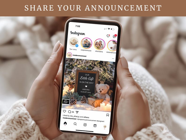 Pode incluir: Um smartphone exibindo uma publica&ccedil;&atilde;o do Instagram anunciando uma gravidez com o texto "Nosso pequeno presente est&aacute; a caminho" e uma data de chegada em agosto de 2023. A publica&ccedil;&atilde;o apresenta uma foto de uma placa de quadro-negro com o texto do an&uacute;ncio, um urso de pel&uacute;cia e pinhas.
