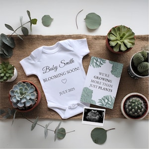 Annuncio di gravidanza di Cactus, Annuncio digitale dell'arrivo del bambino, Here We Grow Again, Modello neutro per la rivelazione del bambino sui social media
