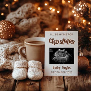 Digitale kerstzwangerschapsaankondiging in december Babyaankondiging I'll Be Home for Christmas Card Bewerkbare sociale media Baby Reveal