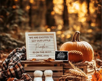 Może przedstawiać: Biały znak z tekstem "We are excited to say our little Pumpkin is on the way! April 2025" z dynią, bucikiem dla dziecka i obrazem USG w tle.