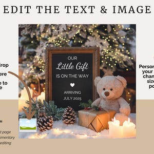 Pode incluir: Um letreiro de quadro-negro preto com texto branco que diz "Our Little Gift Is On The Way" e "Arriving July 2025". Um pequeno cora&ccedil;&atilde;o branco est&aacute; acima do texto "Arriving July 2025". Um urso de peluche senta-se ao lado do letreiro. O letreiro &eacute; rodeado por pinhas, um presente embrulhado e velas.