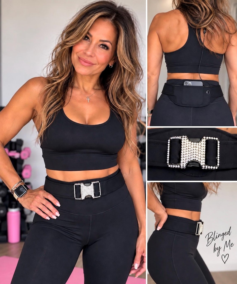 Pu&ograve; includere: Una cintura sportiva nera con una fibbia rettangolare tempestata di strass trasparenti. La cintura &egrave; indossata in vita sopra leggings neri e un reggiseno sportivo abbinato. &Egrave; visibile il testo Blinged by Me con un simbolo a cuore.