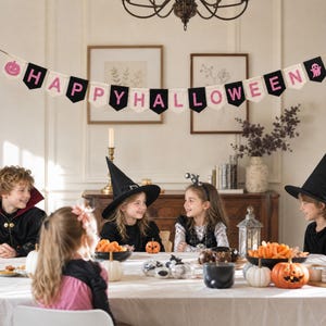 Peut inclure: Une banderole d'Halloween composée de fanions noirs et blancs avec des lettres roses pailletées formant HAPPY HALLOWEEN, ornée d'une icône de citrouille rose pailletée à gauche et d'un fantôme rose pailleté à l'extrémité droite de la corde.