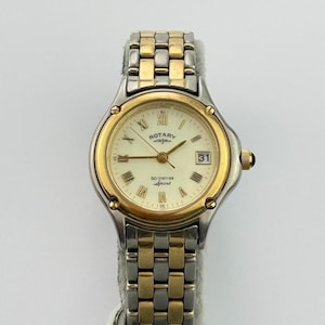 Könnte beinhalten: Eine zweifarbige Rotary Sport Armbanduhr mit cremefarbenem Zifferblatt, goldenen römischen Ziffern als Stundenmarkierungen, goldenen Zeigern und einem Datumsfenster auf der Drei-Uhr-Position. Die Uhr hat ein Gliederarmband aus Edelstahl und Gold.