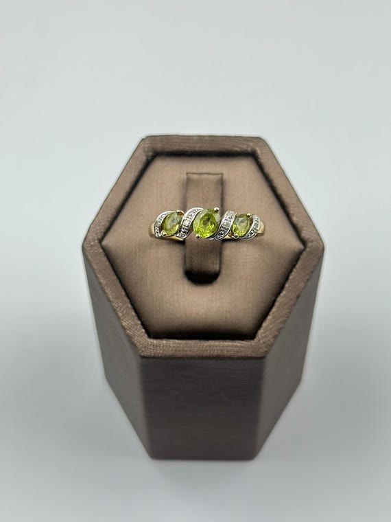 9ct Gold Peridot Diamond Ring - Perfect for Any Occasion