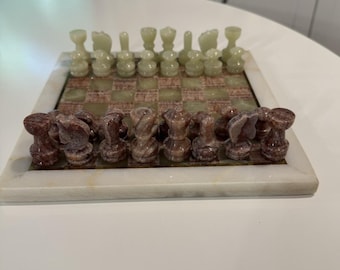 Zestaw szachów z marmuru Onyx Vintage, kamienne figury, zielono-czerwone, 9,5 cala, w pudełku