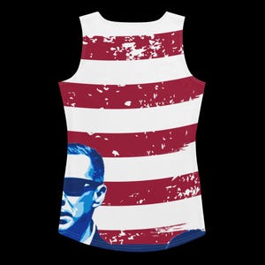 K&ouml;nnte beinhalten: Ein wei&szlig;es Tanktop mit einem rot-wei&szlig;-blauen amerikanischen Flaggenmuster. Eine blaue Silhouette einer Person mit Sonnenbrille ist unten links auf dem Tanktop teilweise sichtbar.
