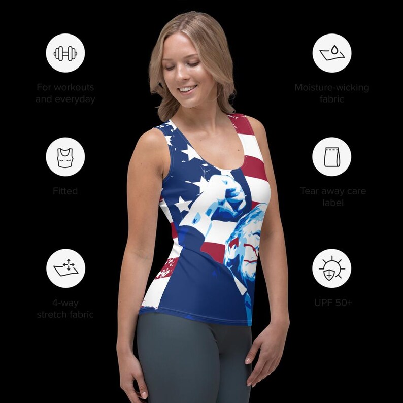K&ouml;nnte beinhalten: Ein figurbetontes Tanktop mit 4-Wege-Stretchstoff, feuchtigkeitsableitendem Stoff und einem abrei&szlig;baren Pflegeetikett. Das Tanktop zeigt eine Grafik einer Person mit einem amerikanischen Flaggen-Design. Das Tanktop ist f&uuml;r Workouts und den Alltag geeignet.