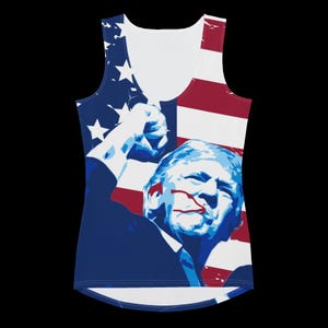 K&ouml;nnte beinhalten: Ein wei&szlig;es Tanktop mit einem blauen und roten amerikanischen Flaggenmuster. Das Gesicht eines Mannes ist &uuml;ber die Flagge gelegt, seine Faust ist in die Luft erhoben. Das Gesicht des Mannes ist blau und wei&szlig;, und er tr&auml;gt eine rot-wei&szlig;e Krawatte.