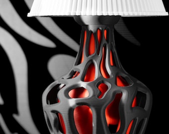 Lámpara de mesa Voronoi impresa en 3D de SLIME: base negra orgánica, luz de mesita de noche con brillo interior rojo.