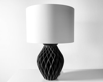 KONIO 3D Printed Sculptural Lamp – Diamond Lattice Vase Form, Matte Black Designer Light