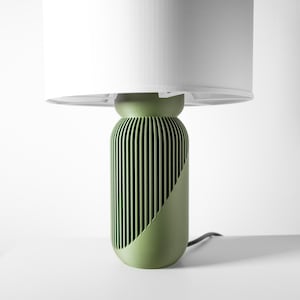 Lámpara de mesilla minimalista escandinava impresa en 3D YAB con forma de cápsula acanalada – Verde salvia imagen 1