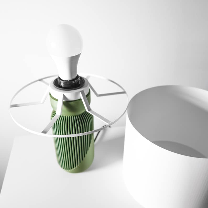 Lámpara de mesilla minimalista escandinava impresa en 3D YAB con forma de cápsula acanalada – Verde salvia imagen 6