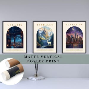 Puede incluir: Tres pósters verticales con acabado mate. Cada póster presenta una escena de fantasía diferente con un título en la parte superior. El primer póster se titula "Velaris" y presenta una escena de ciudad con un cielo nocturno estrellado. El segundo póster se titula "Terrassen" y presenta un castillo en un entorno boscoso. El tercer póster se titula "Lunathion" y presenta un horizonte urbano con una luna creciente en el cielo.