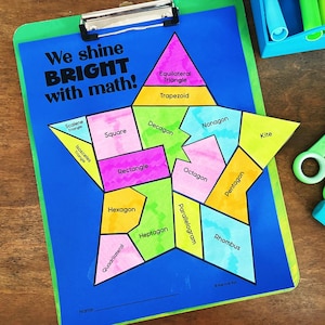 Könnte beinhalten: Ein farbenfrohes, sternförmiges Mathe-Puzzle mit geometrischen Formen wie Quadraten, Rechtecken und Dreiecken, die mit ihren Namen beschriftet sind. Der Text 'We shine BRIGHT with math!' ist zu sehen. Auf einem blauen Klemmbrett.