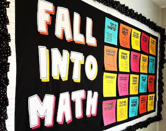 Könnte beinhalten: Eine schwarze Pinnwand mit dem großen weißen Schriftzug FALL INTO MATH und farbigen Schlagschatten. Rechts daneben befindet sich ein Raster aus kleinen, bunten Papierquadraten mit verschiedenen herbstlichen Fragen und Matheaufgaben.