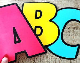 Lettres et chiffres de l'alphabet en gras, contour noir, pour tableau d'affichage : à télécharger et à imprimer