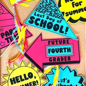以下が含まれることがあります： 「Last Day of School!」や「Future Fourth Grader」などのテキストが書かれた、カラフルな学校をテーマにしたサインのコレクション。サインは明るいピンク、黄色、青色で、黒いテキストと装飾的なリボンが付いています。テーマは新学期と夏です。