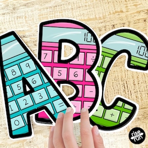 Könnte beinhalten: Drei gestanzte Aufkleber in Form der Buchstaben A, B und C. Der Buchstabe A ist türkis, der Buchstabe B ist pink und der Buchstabe C ist grün. Jeder Buchstabe zeigt ein Taschenrechner-Tastaturdesign mit Zahlen und Symbolen. Ein kleines Logo zeigt rise over run.