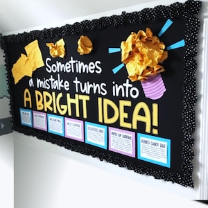Puede incluir: Un tablón de anuncios negro con borde de lunares blancos y el texto "Sometimes a mistake turns into A BRIGHT IDEA!" en blanco y amarillo. El tablero presenta recortes de papel y bombillas, y pequeñas tarjetas informativas.