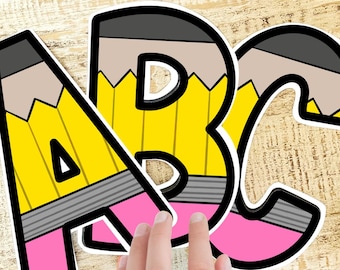 Tablón de anuncios con letras y números del alfabeto con patrón de lápiz para decoraciones de aula con temática de lápiz