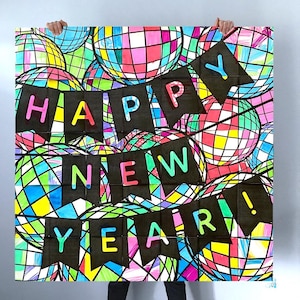 以下が含まれることがあります： ネオンピンク、イエロー、グリーンの文字で「Happy New Year!」と書かれた、ディスコボールの白黒パターンが特徴のカラフルな新年パーティーの背景です。