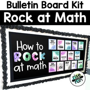 Könnte beinhalten: Ein schwarzes Pinnwand-Kit mit dem Text "Bulletin Board Kit Rock at Math". Die Tafel hat einen weißen Rahmen und einen schwarzen Tupfenbesatz. Die Tafel hat den Text "How to ROCK at math" und mehrere kleinere Karten mit Mathe-Tipps.