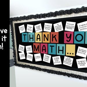 K&ouml;nnte beinhalten: Eine Pinnwand im Klassenzimmer mit den Worten "THANK YOU MATH" in bunten Blockbuchstaben. Kleine wei&szlig;e Karten mit mathematikbezogenen S&auml;tzen umgeben den Text. Die Tafel ist mit einem schwarz-wei&szlig; gepunkteten Rand versehen.