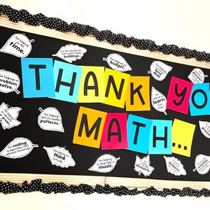 K&ouml;nnte beinhalten: Eine Pinnwand im Klassenzimmer mit den Worten "THANK YOU MATH" in gro&szlig;en, farbenfrohen Buchstaben. Die Tafel ist mit blattf&ouml;rmigen Ausschnitten mit S&auml;tzen wie "F&uuml;r das L&ouml;sen von Problemen" und "F&uuml;r das Zeitablesen" verziert.